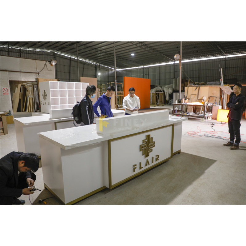 custom.Modern Clothes Shop Int - Interior Design Retail recension och pris